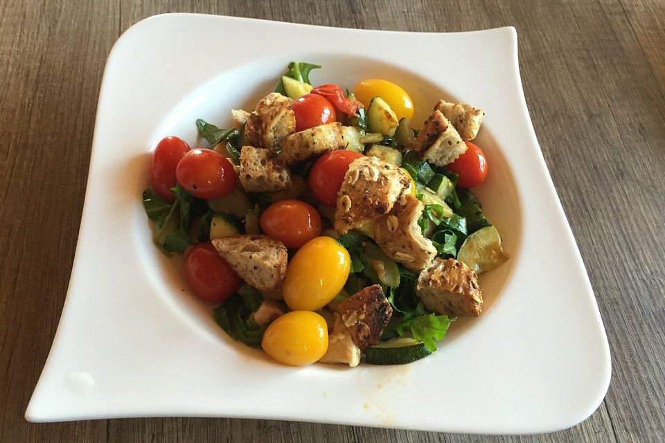 Brotsalat mit Hähnchenbrust