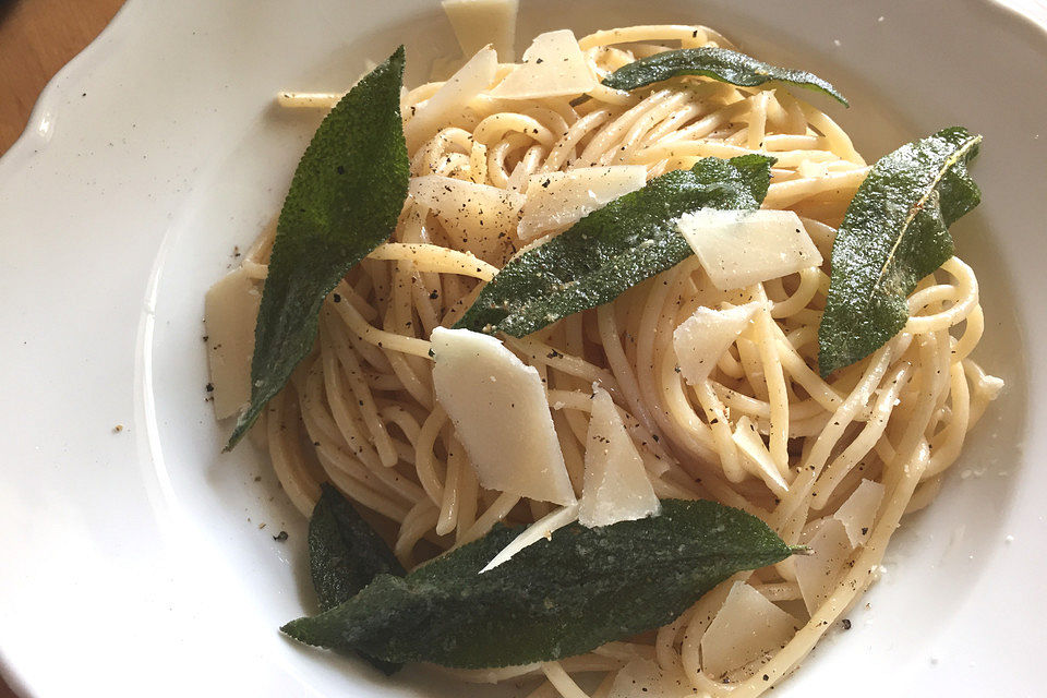 Spaghetti mit Salbeibutter