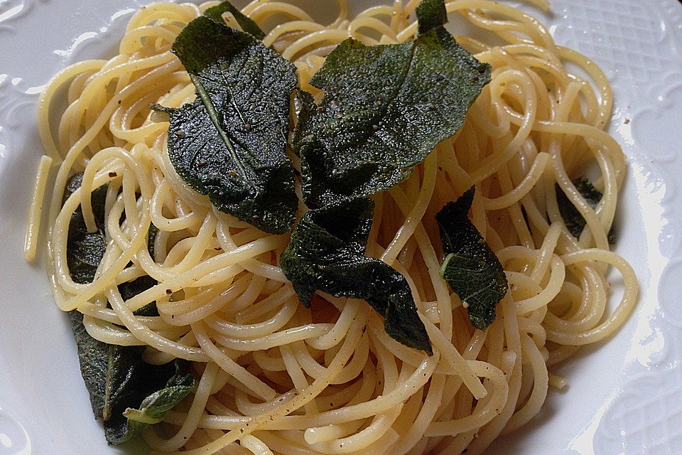 Spaghetti mit Salbeibutter