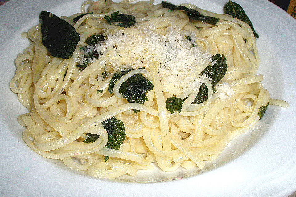 Spaghetti mit Salbeibutter