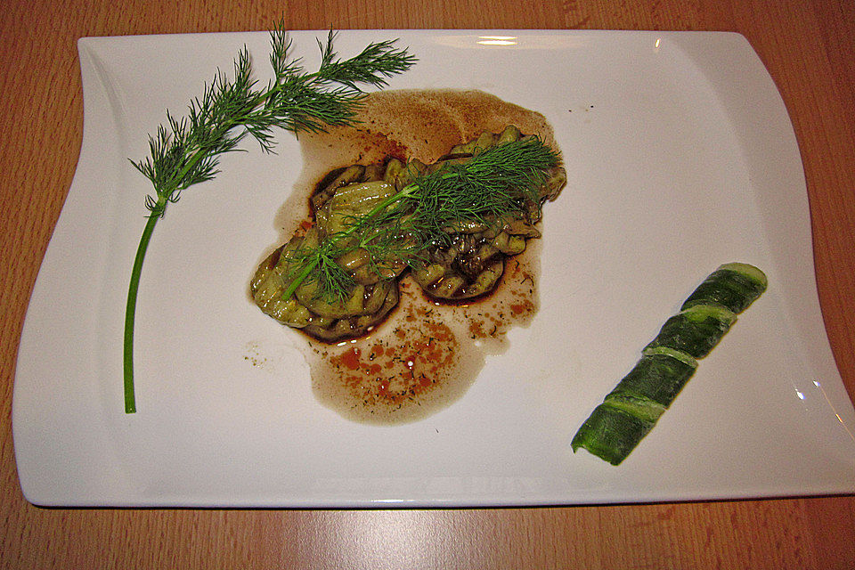 Geschwärzter Gurkensalat