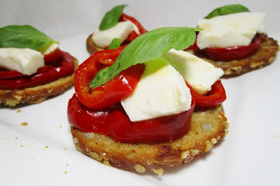 Spitzpaprika-Bruschetta mit Büffelmozzarella