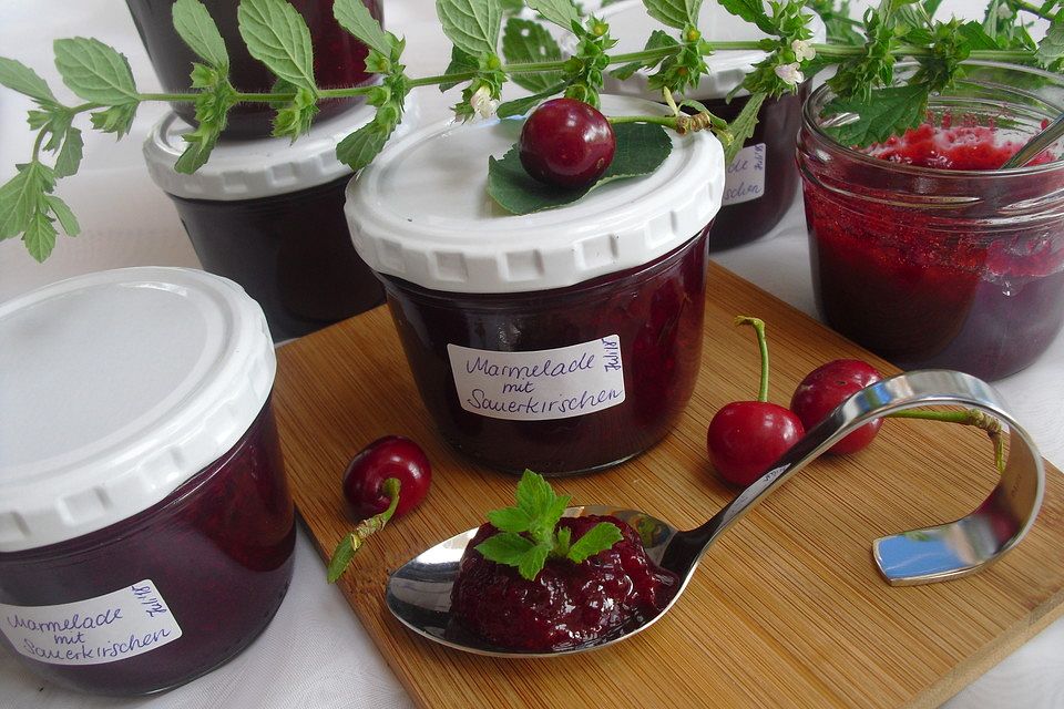 Marmelade mit Sauerkirschen