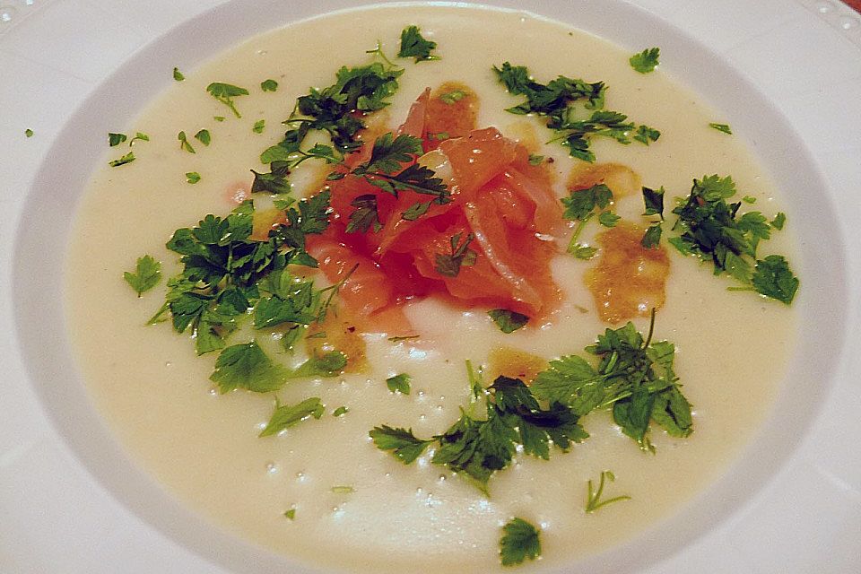 Feine Kartoffelsuppe mit Lachs