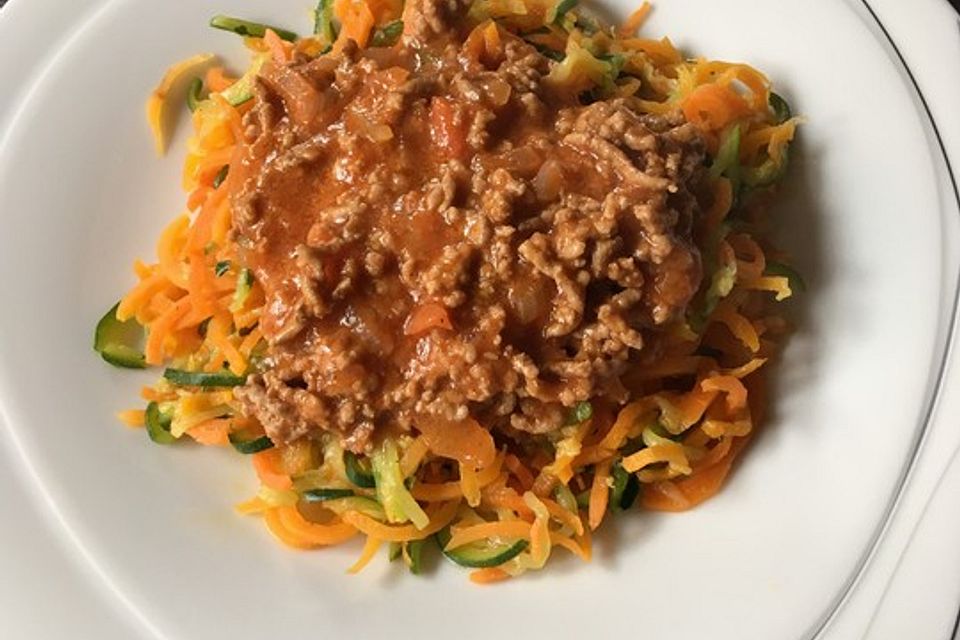 Zucchinispaghetti mit Bolognese