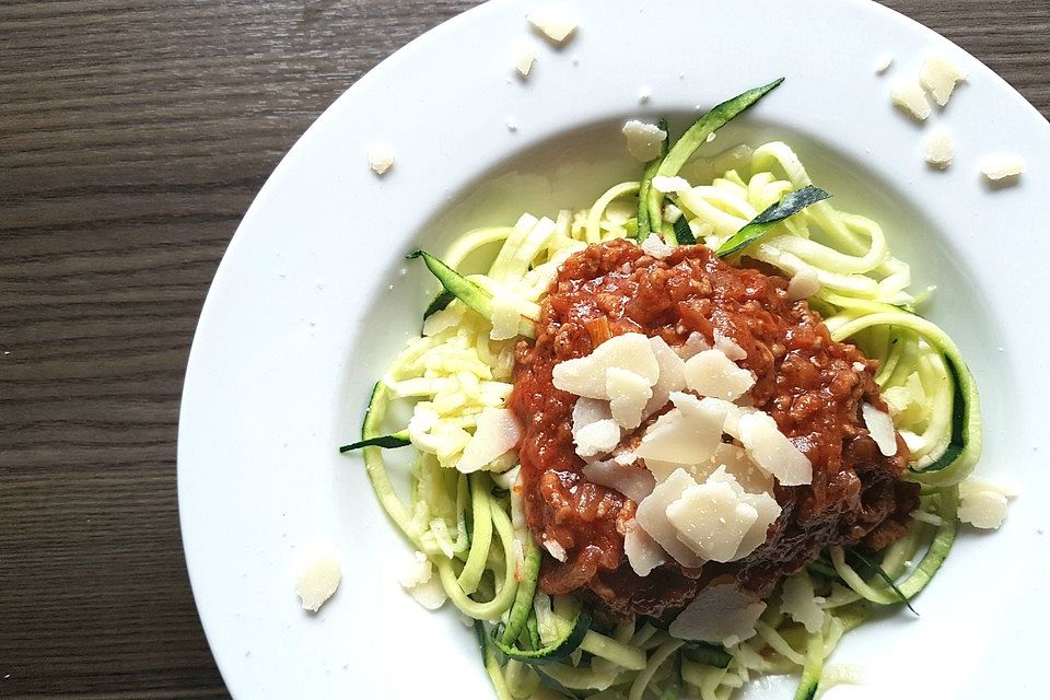 Zucchinispaghetti mit Bolognese