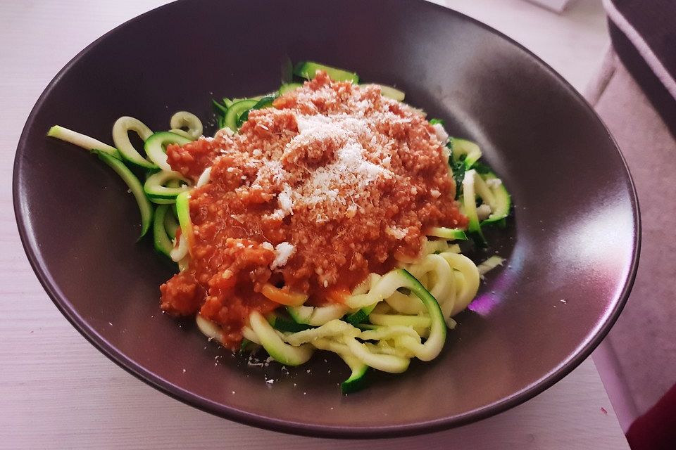 Zucchinispaghetti mit Bolognese