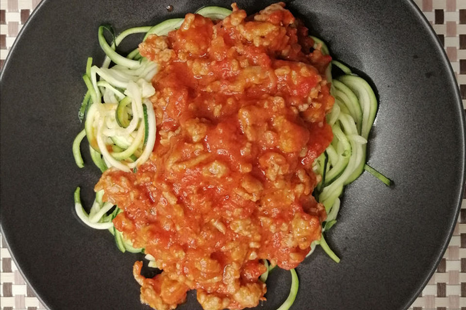 Zucchinispaghetti mit Bolognese