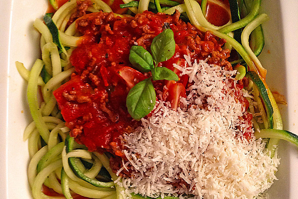 Zucchinispaghetti mit Bolognese