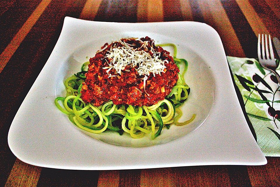 Zucchinispaghetti mit Bolognese