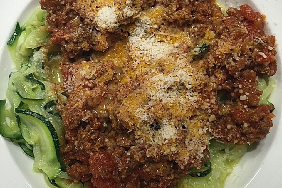 Zucchinispaghetti mit Bolognese