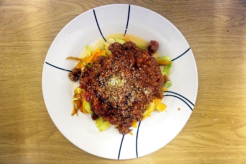 Zucchinispaghetti mit Bolognese