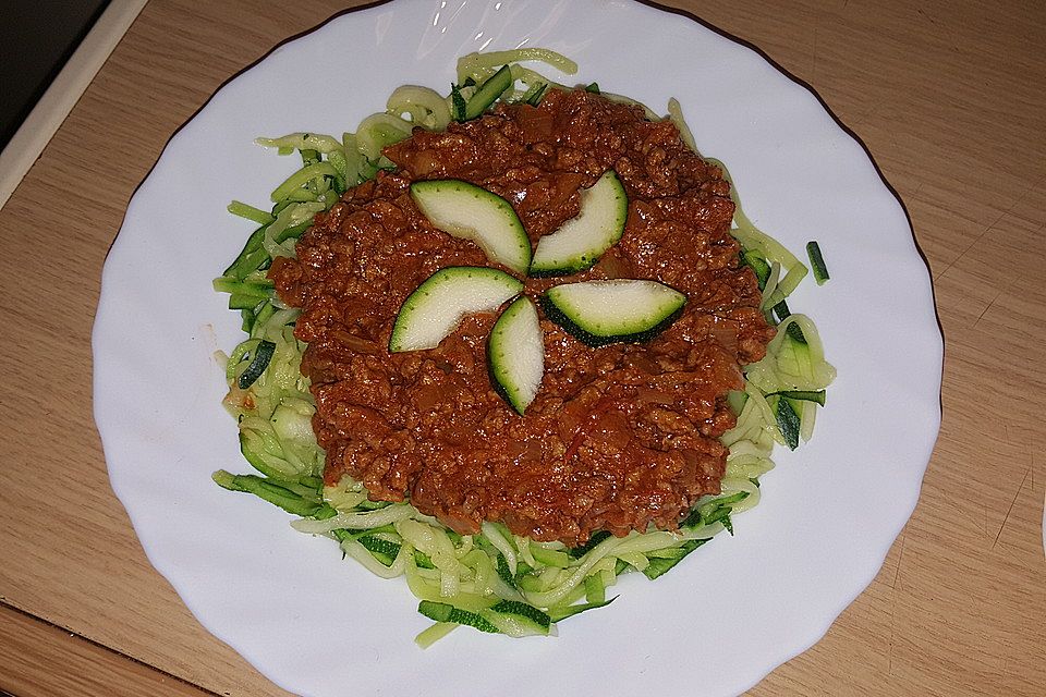 Zucchinispaghetti mit Bolognese