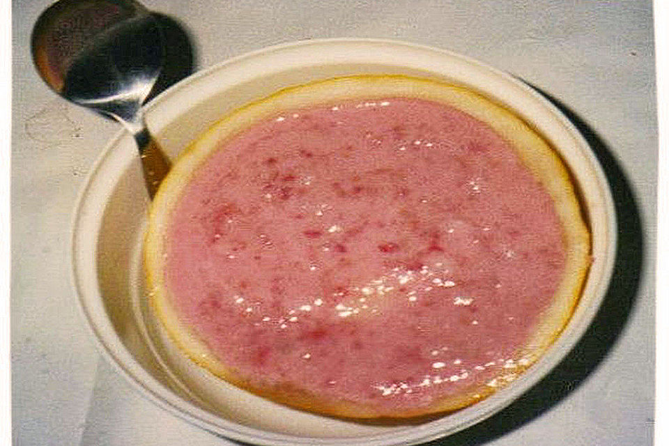 Himbeersuppe in Melonenschale