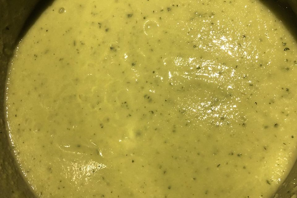 Zucchini-Avocado Suppe