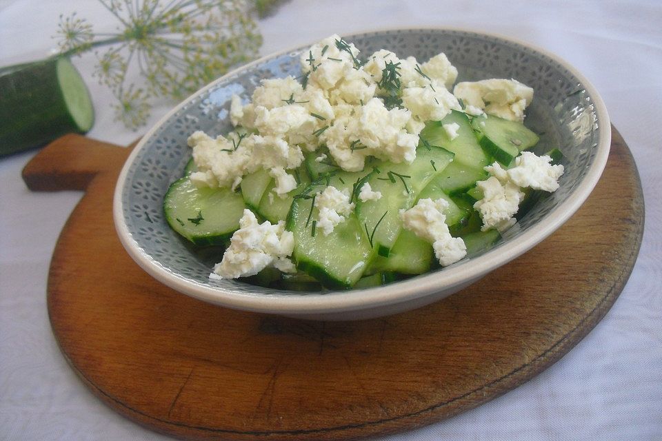 Gurkensalat mit Schafskäse