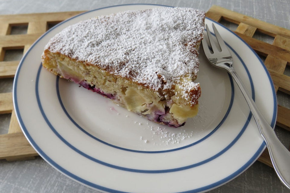 Saftiger Nusskuchen mit Äpfeln