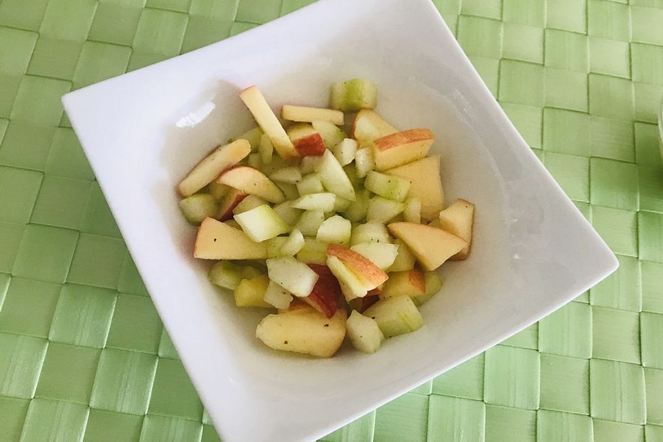 Apfel-Gurkensalat