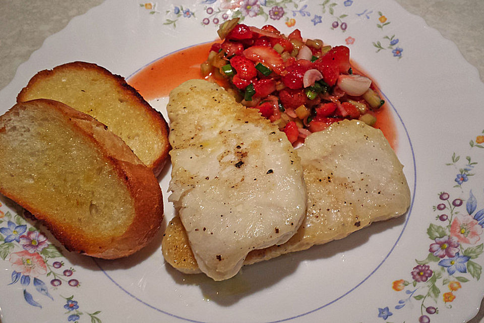 Erdbeersalsa zu gebratenem Fisch