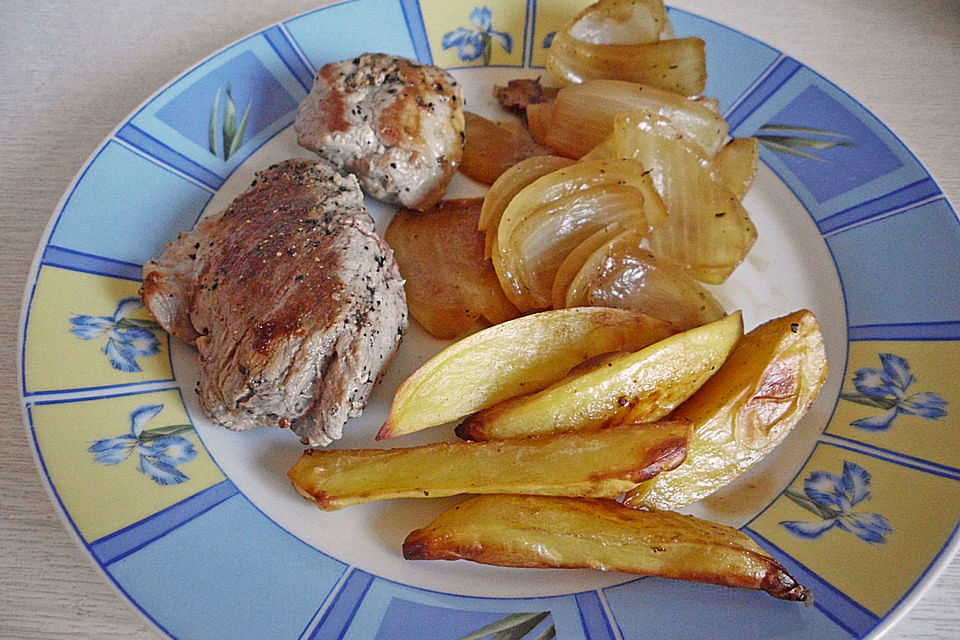 Carolas Schweinefilet an Gemüsezwiebeln