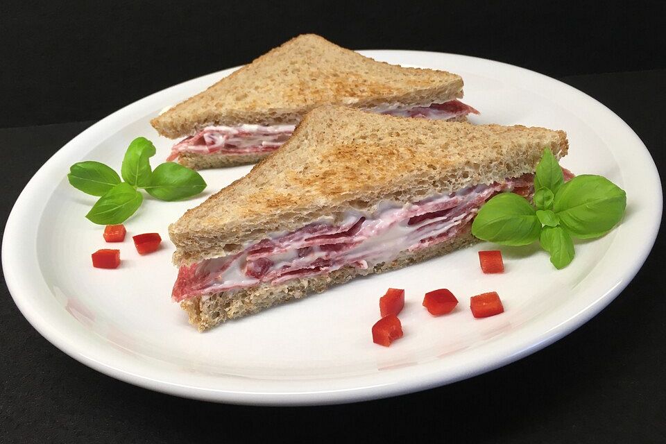 Fruchtiges Salami-Sandwich