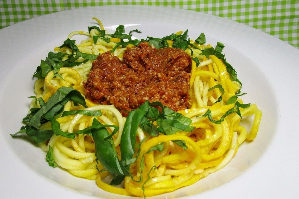 Zucchinispaghetti mit Tomatenpesto