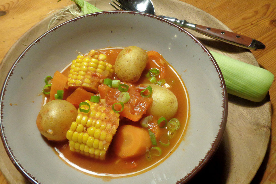 Maiskolben in aromatischem Sommergemüse