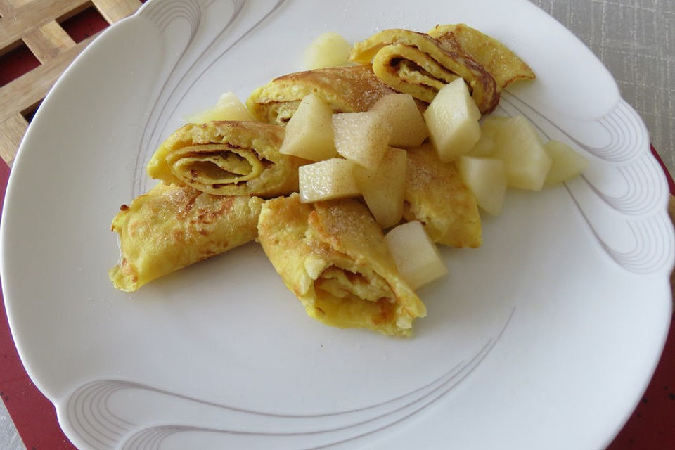 Gerollte Apfelpfannkuchen mit Birnenkompott