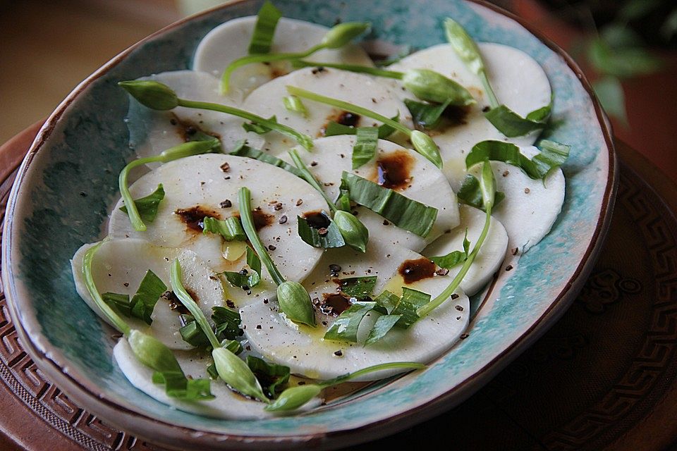 Mairübchen-Carpaccio mit Bärlauch