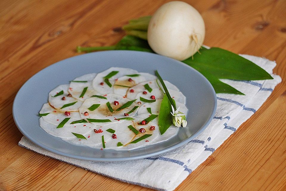 Mairübchen-Carpaccio mit Bärlauch