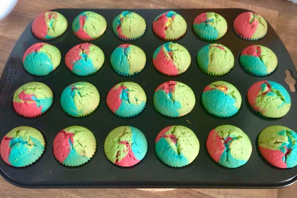 Schnelle Rainbow-Muffins