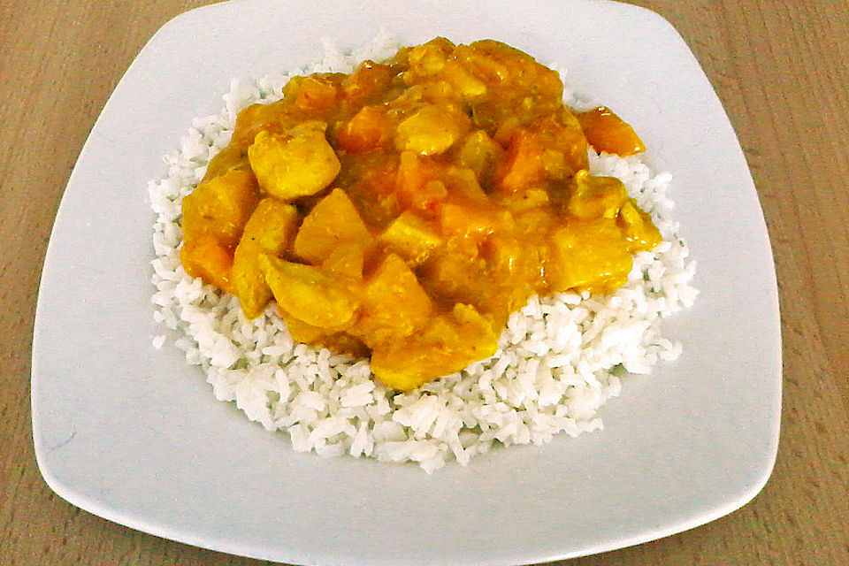 Hähnchenfleisch in Curry-Fruchtsoße