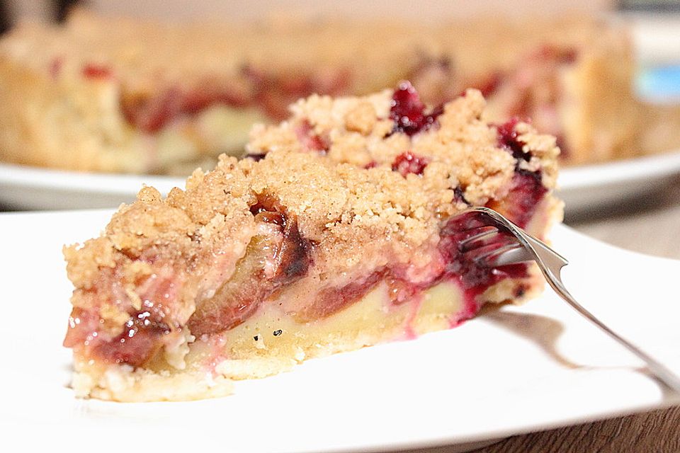 Veganer Zwetschgenkuchen mit Zimtstreuseln