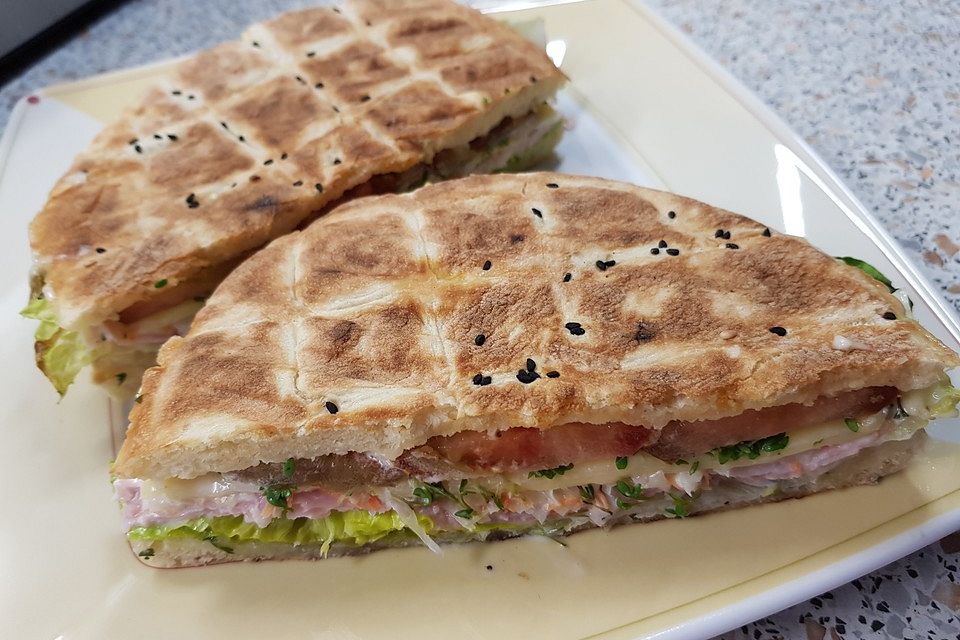 Gefülltes Fladenbrot mit Krautsalat