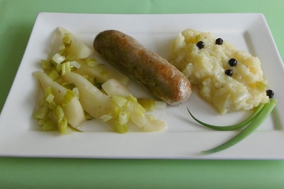 Bratwurst mit Birnengemüse