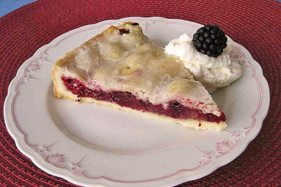 Gedeckter Brombeerkuchen