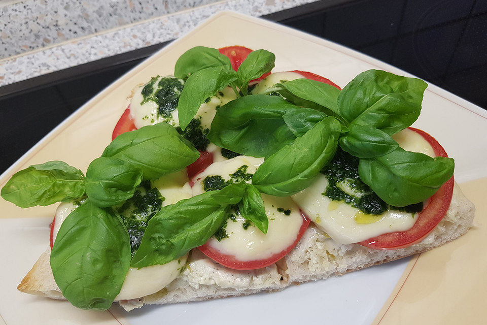 Tomaten-Mozzarella-Brötchen