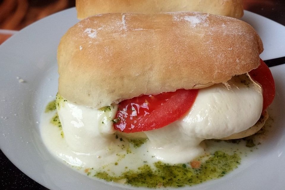 Tomaten-Mozzarella-Brötchen