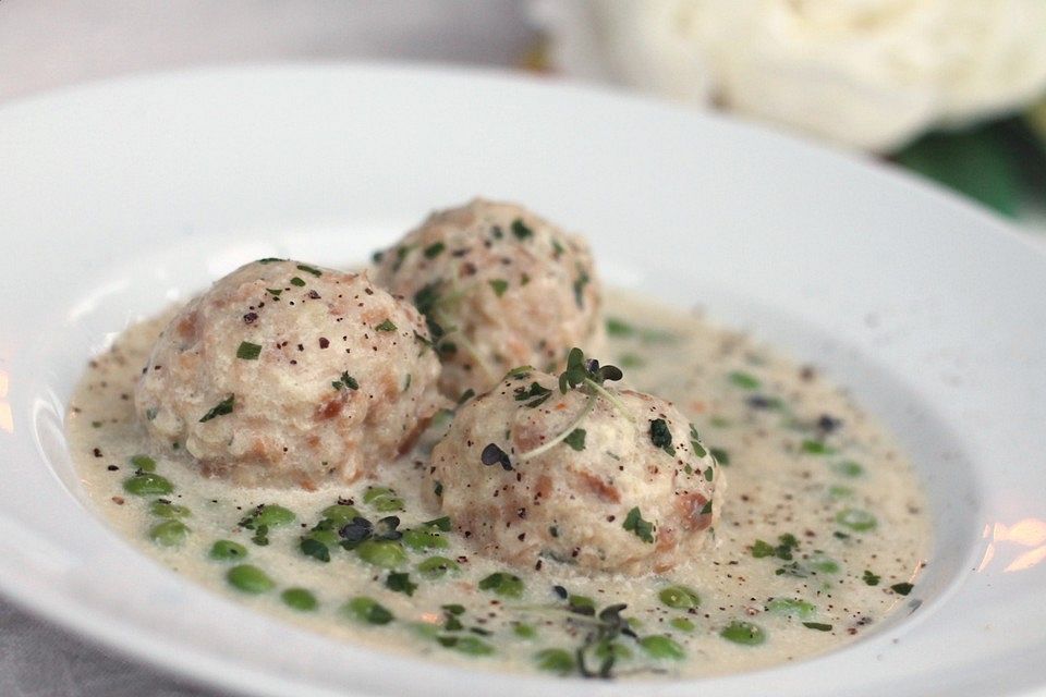 Frische Erbsen mit Semmelknödeln