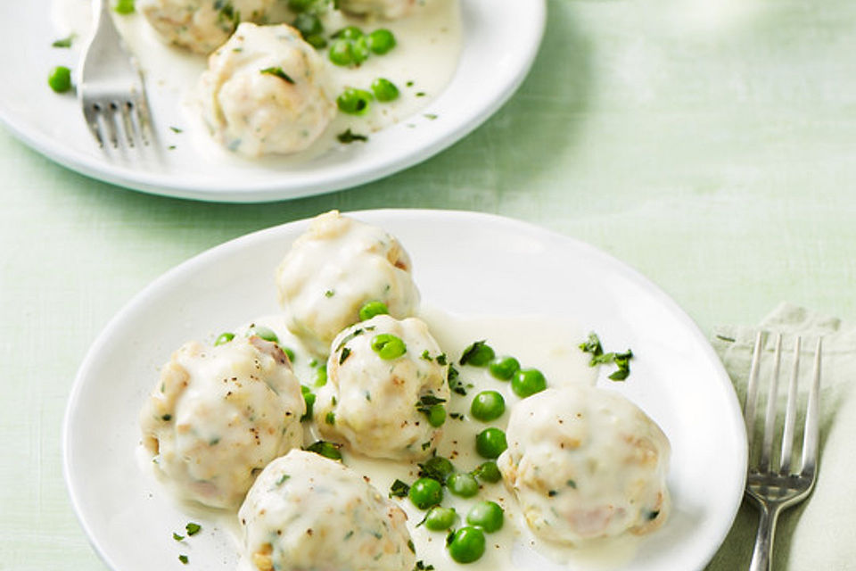 Frische Erbsen mit Semmelknödeln