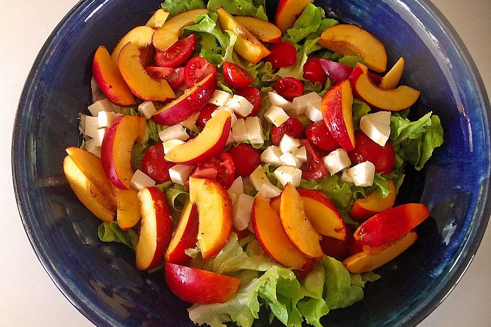 Tomaten-Nektarinen-Mozzarella-Salat