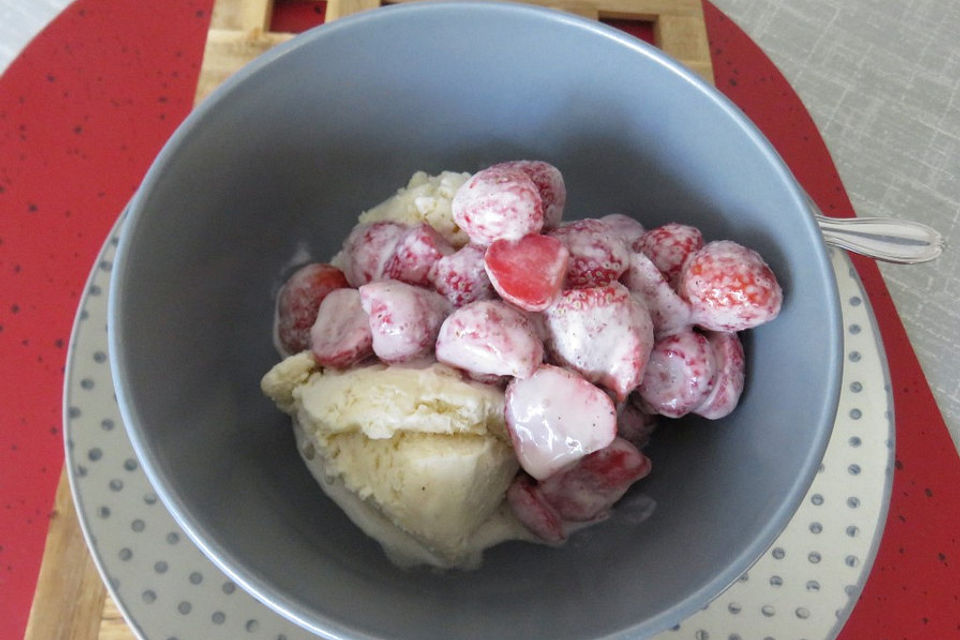 Eiscremebecher mit Erdbeeren