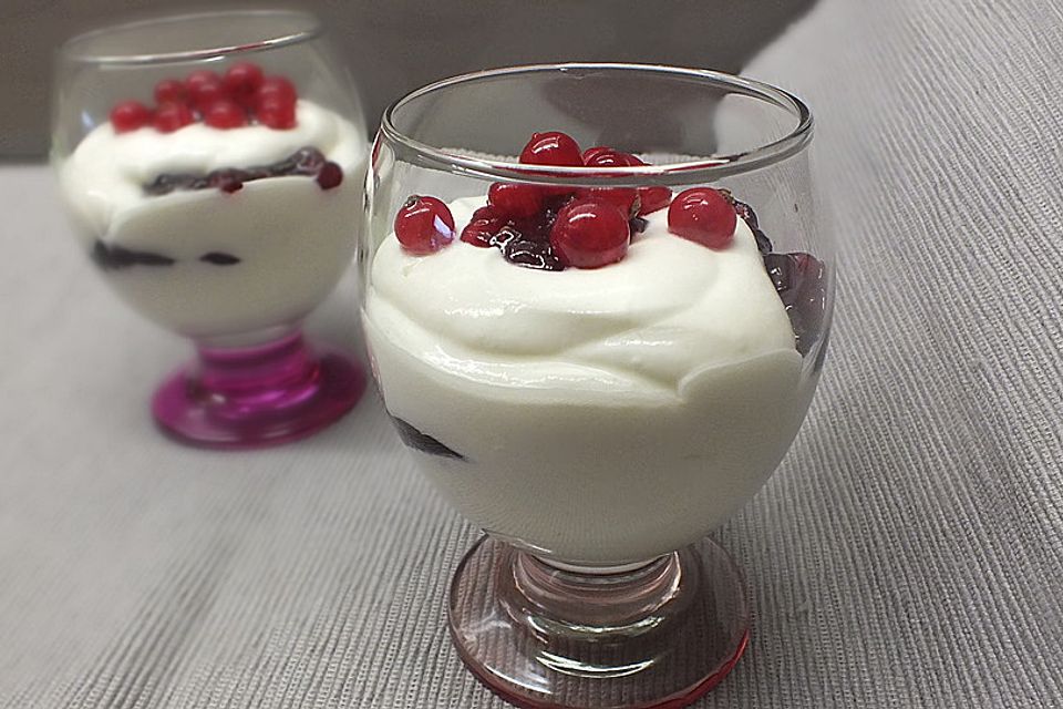 Preiselbeer Cremedessert mit Joghurt