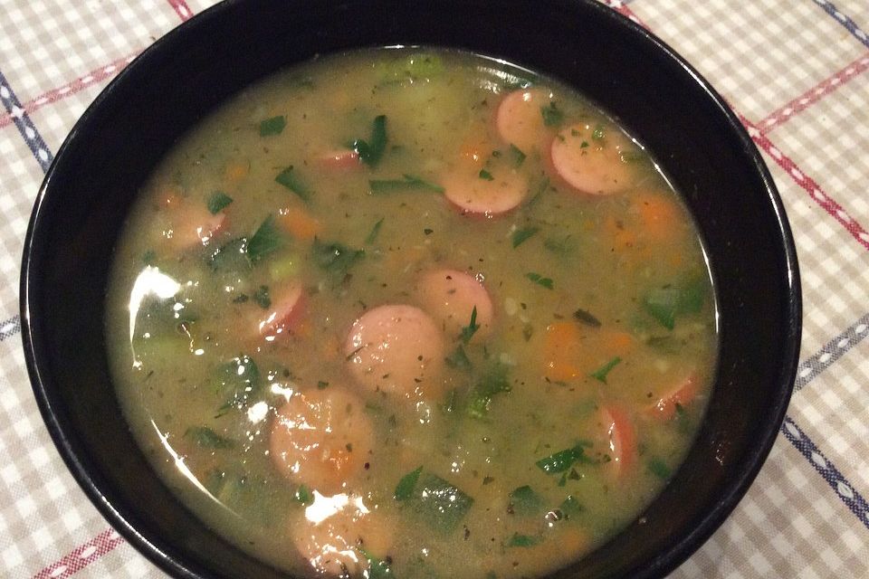 Pürierte Gemüsesuppe mit Wiener