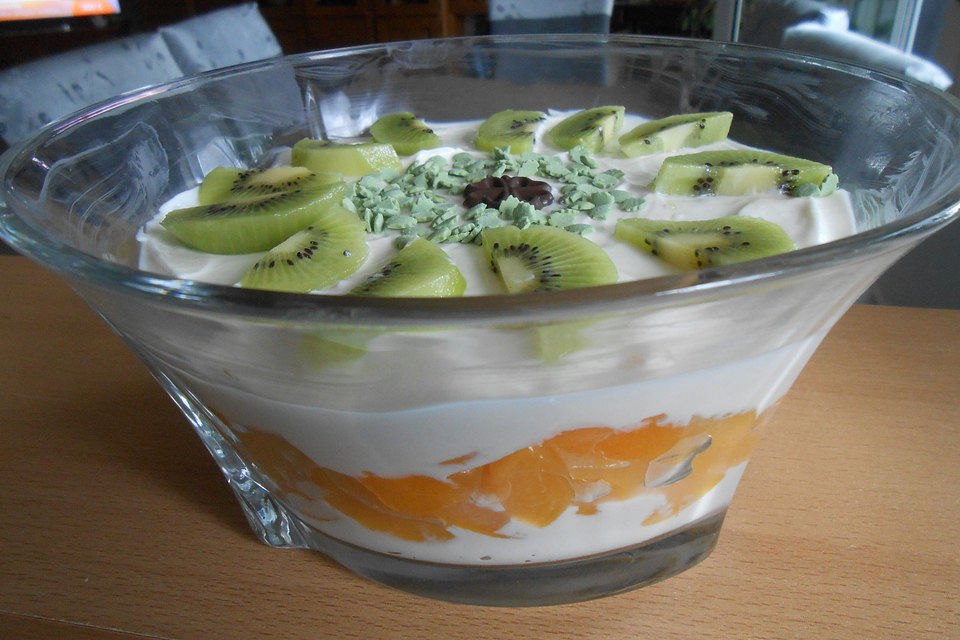 Quark-Dessert mit Früchten