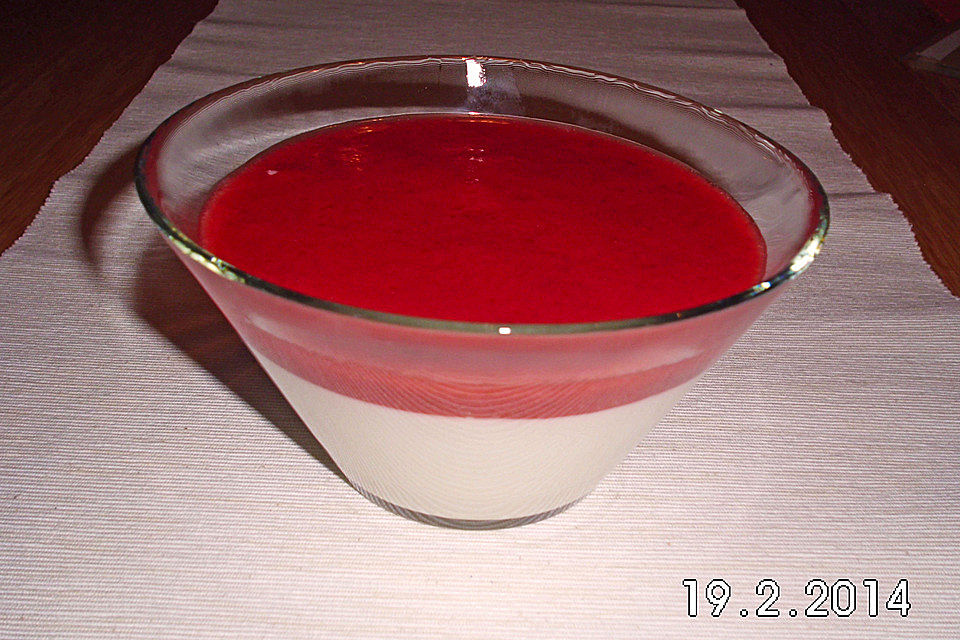 Sauerrahm-Dessert mit Erdbeeren