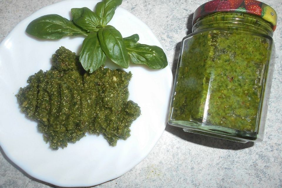 Basilikum-Walnuss-Rapsöl-Pesto