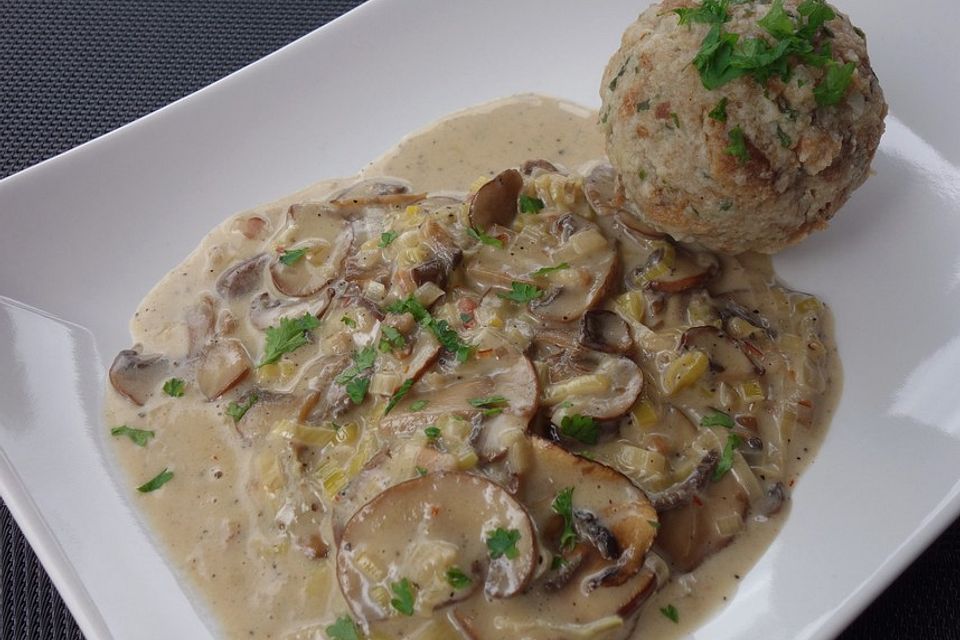 Semmelknödel mit Champignonsoße