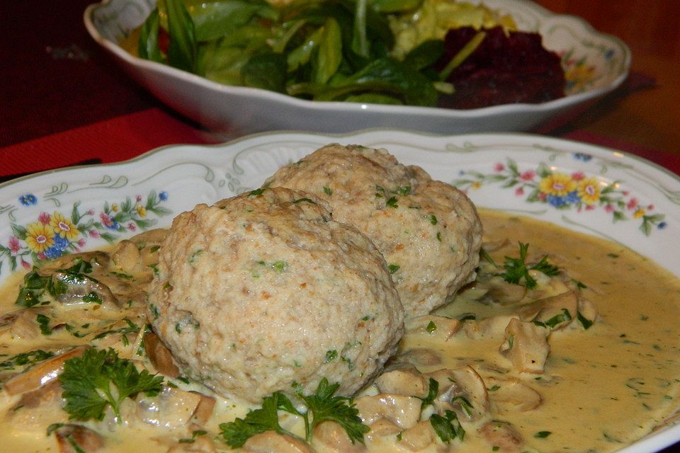 Semmelknödel mit Champignonsoße