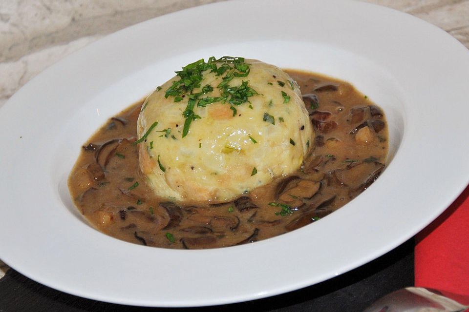 Semmelknödel mit Champignonsoße